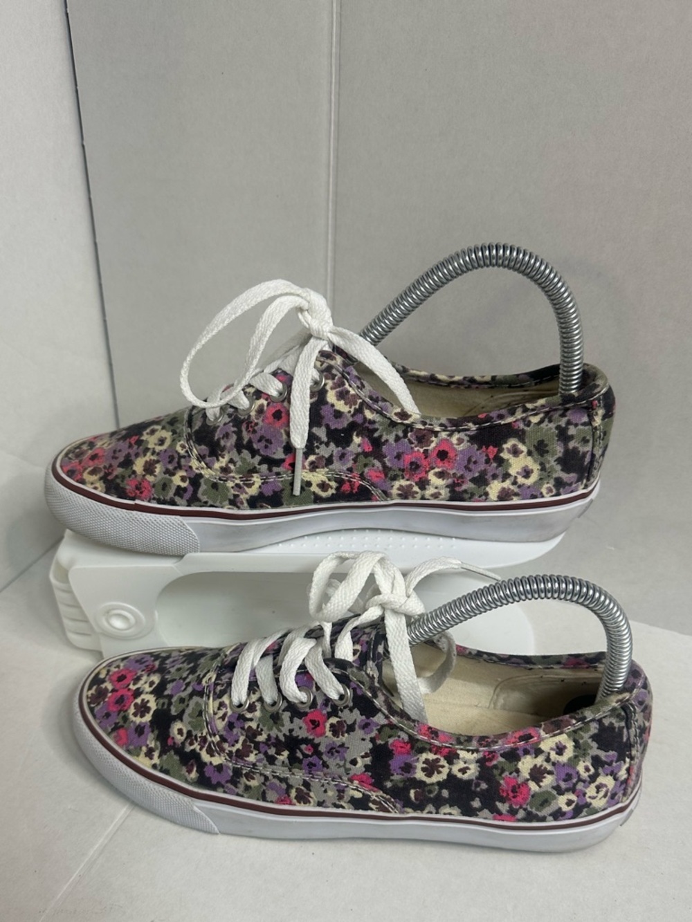 American Eagle  Low Top Floral Print Shoes Lace Up Sneakers women’s size 7
